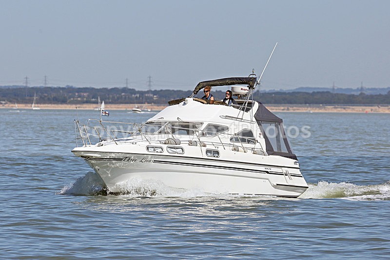 160826 THREE LIONS - SEALINE Y92A5865 - Flybridge Cruisers