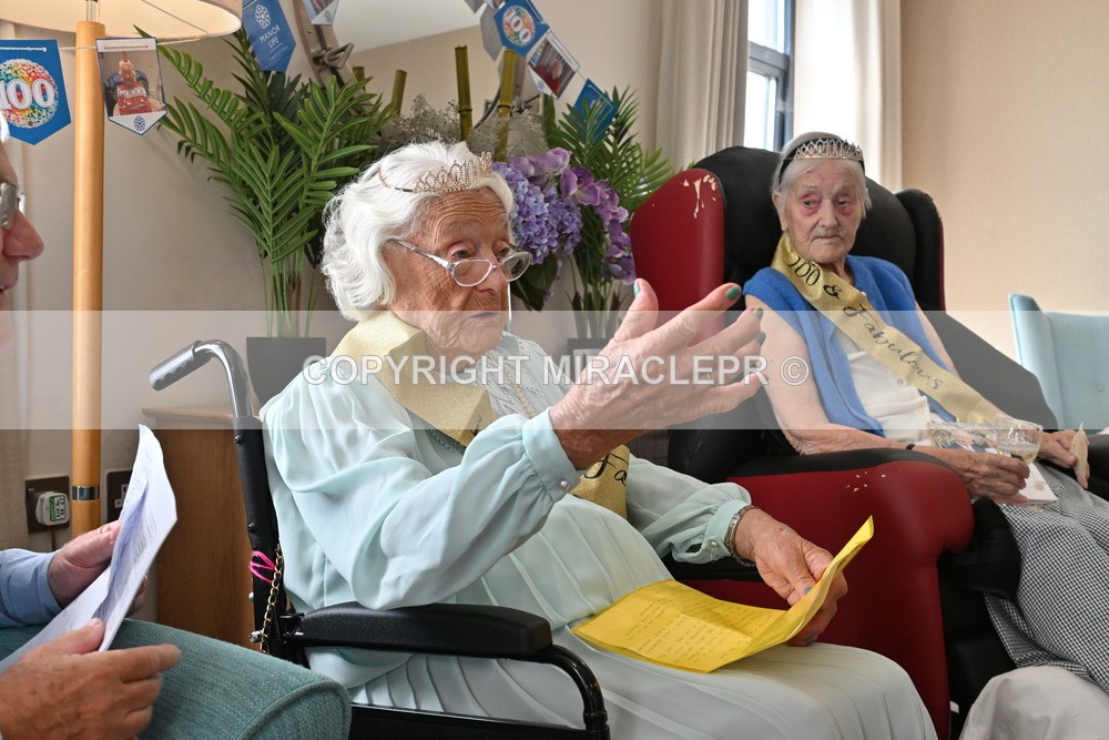 AM3_1064 - Iris and Betty.