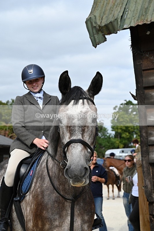 WJ6_3362 - Berks & Bucks - The Old farmhouse - Hound Exercise 20-08-25