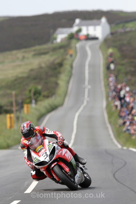Ian Hutchinson Yamaha / Milwaukee Yamaha - Pokerstars Senior TT