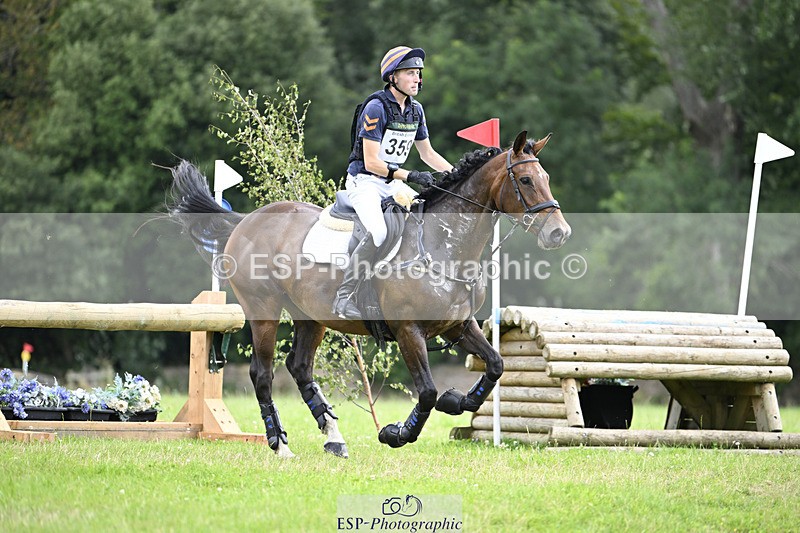 240804-105337-10689 - 359-Max_Forster-HOLD_ON_MY_HEART