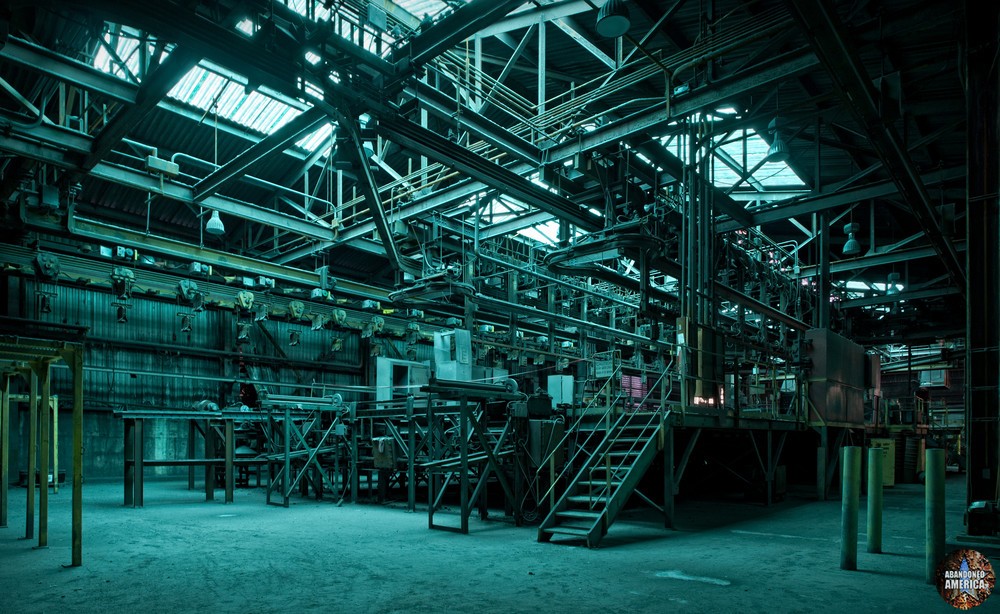 Eerie lighting inside the abandoned Eastalco Alcoa Works