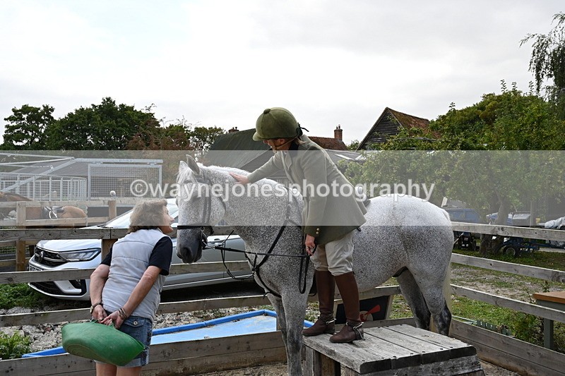 WJ6_3082 - Berks & Bucks - The Old farmhouse - Hound Exercise 20-08-25