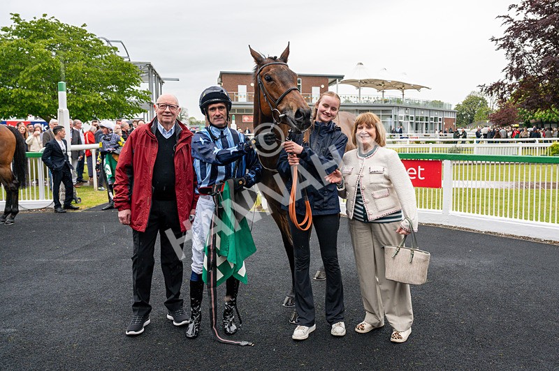 160526-Rcae 8-Run This Way-3758 - Race 8 5.57pm Sky Bet Build A Bet Handicap
