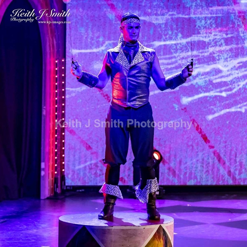 7KJS1319 - Ambition show team