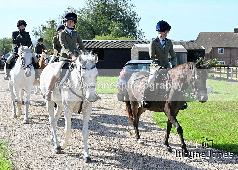 WJ7_0299 - Berks & Bucks - Hound Exercise – Kennels 06-09-26