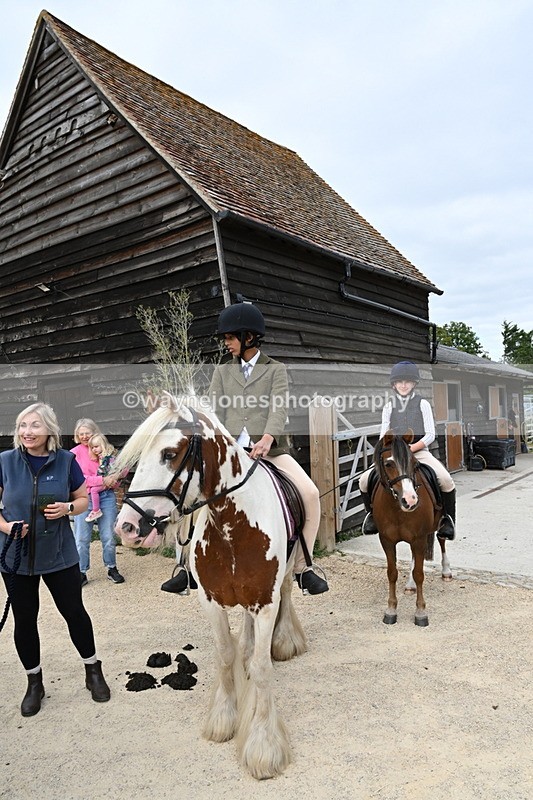 WJ6_3515 - Berks & Bucks - The Old farmhouse - Hound Exercise 20-08-25