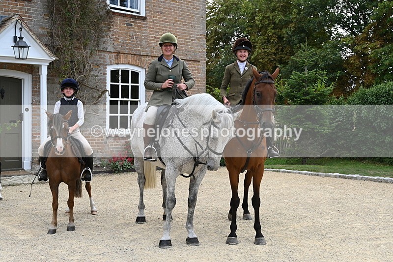 WJ6_3713 - Berks & Bucks - The Old farmhouse - Hound Exercise 20-08-25