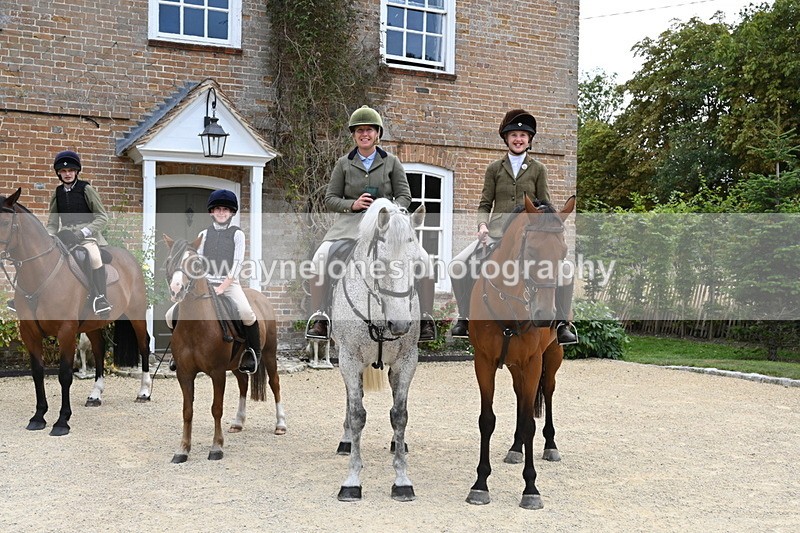 WJ6_3677 - Berks & Bucks - The Old farmhouse - Hound Exercise 20-08-25
