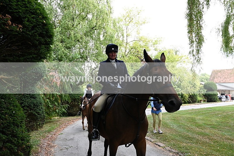 WJ6_4066 - Berks & Bucks - The Old farmhouse - Hound Exercise 20-08-25