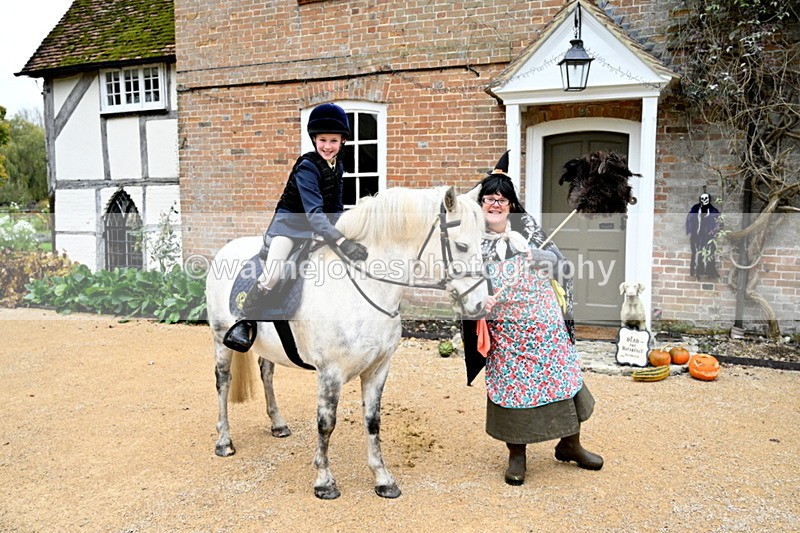 WJ7_6752 - Berks & Bucks - Children's Meet - The Old Farmhouse – Steventon.