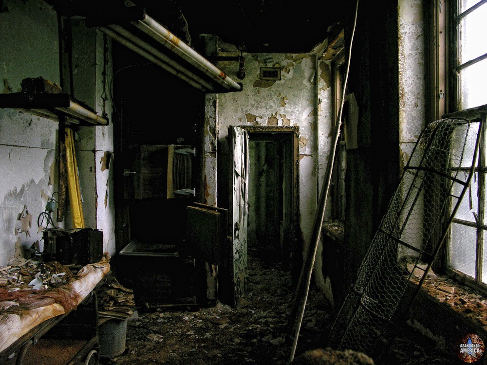 The rotting morgue at Forest Haven. A Stokes Basket is visible leaning against the window.