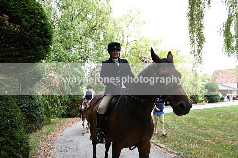 WJ6_4067 - Berks & Bucks - The Old farmhouse - Hound Exercise 20-08-25