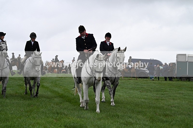 WJ7_8747 - Meet Staff & Hounds