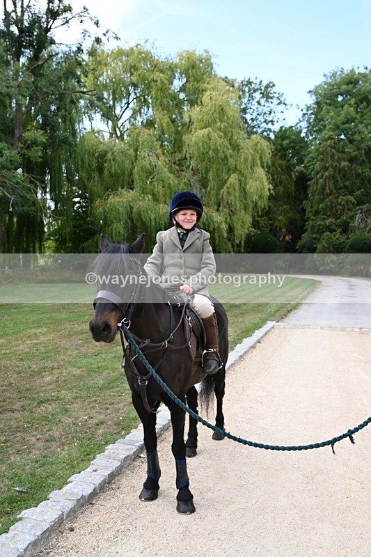 WJ6_3775 - Berks & Bucks - The Old farmhouse - Hound Exercise 20-08-25