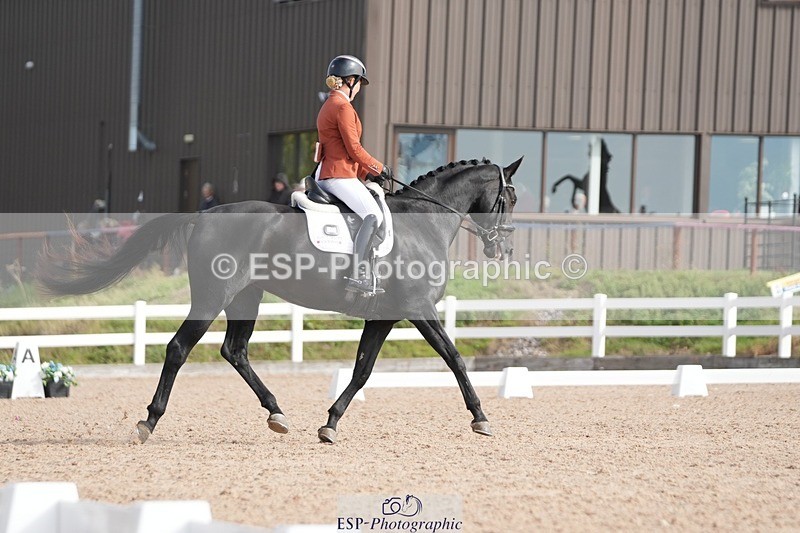 250906-102808-01490 - 004-Charlotte.DickerDevaldi's.Kiss