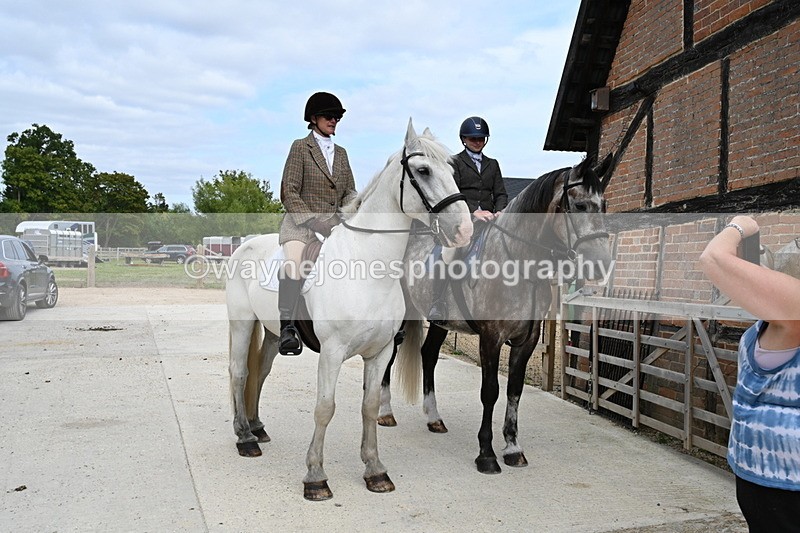 WJ6_3521 - Berks & Bucks - The Old farmhouse - Hound Exercise 20-08-25