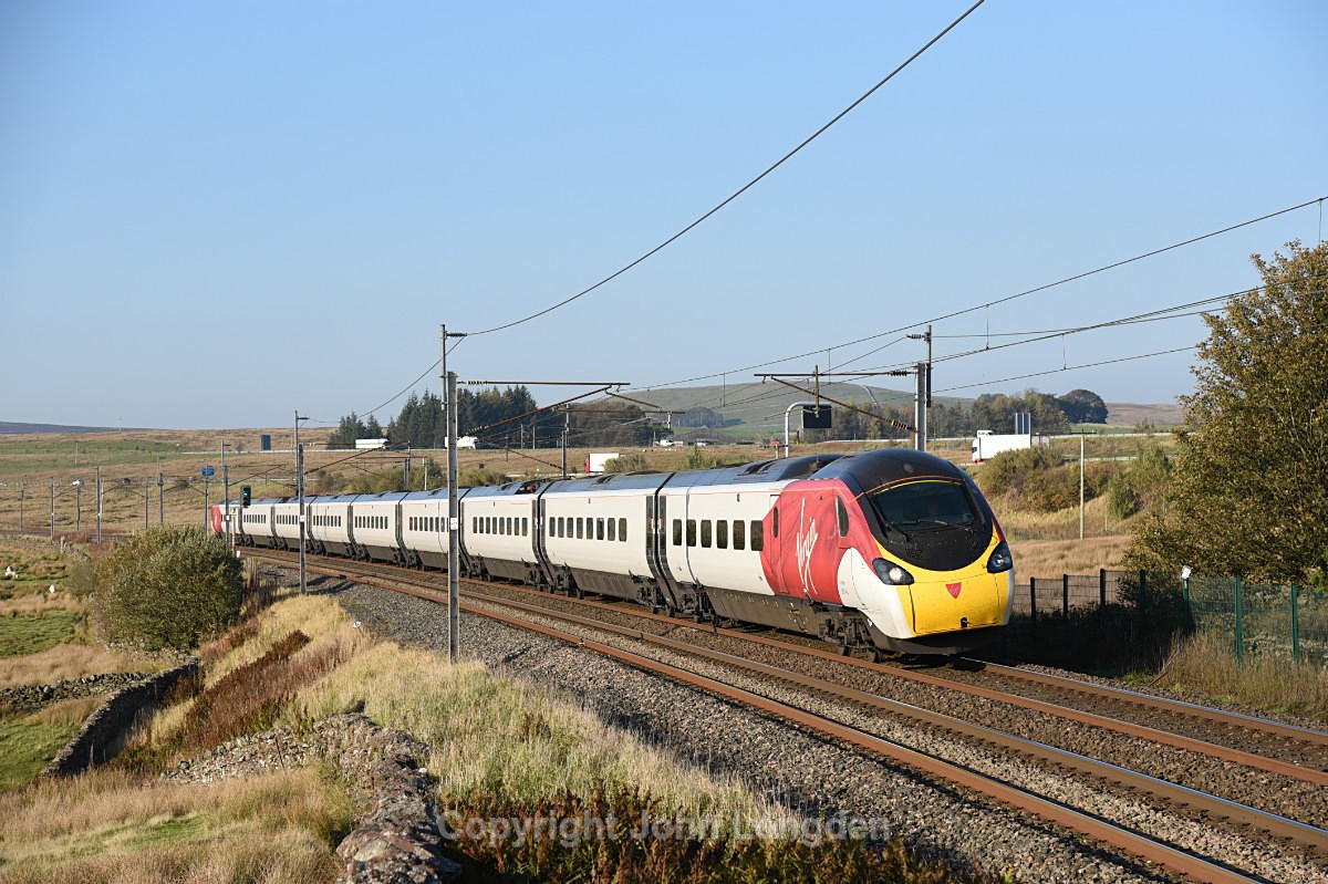 JL - 10.10.18 390049 9M86 14:52 Edinburgh - Euston, Greenholme - West Coast Main Line (north to south)