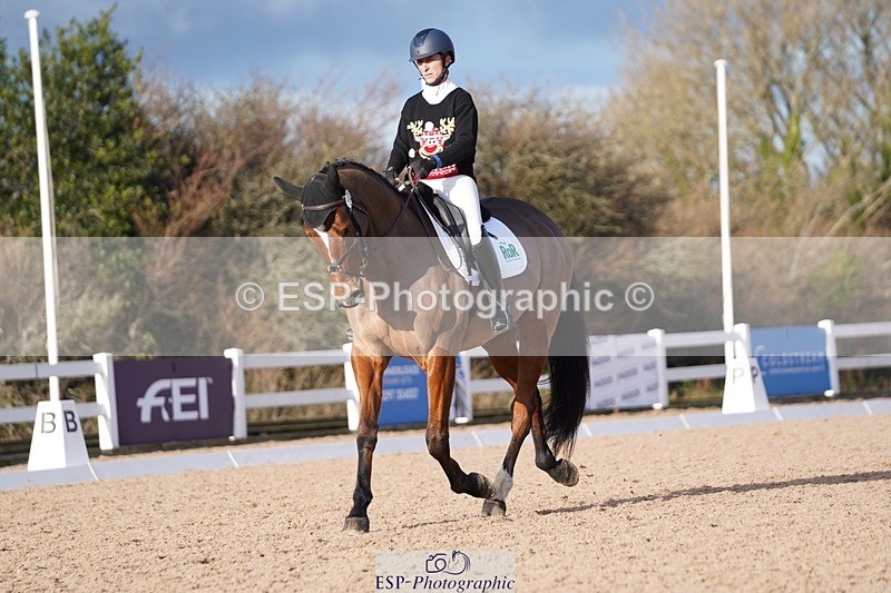 241214-135352-00684 - 147-Sophie.Hawke-ENORMOUSE