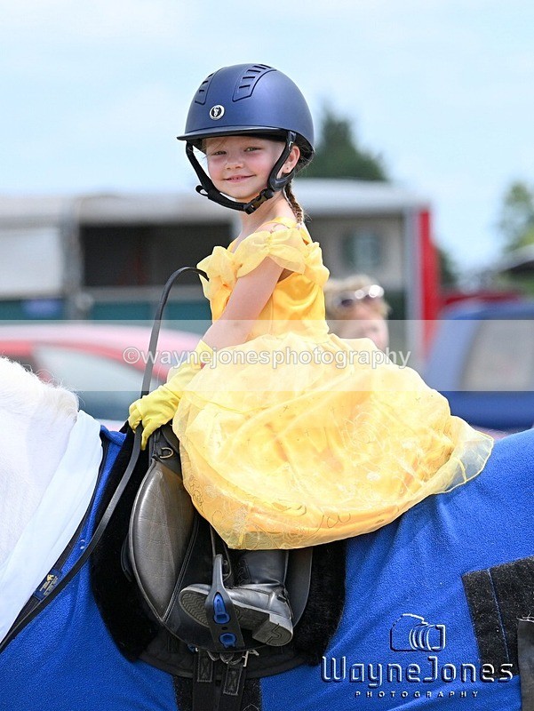 WJ7_0827 - Nancy & Churchill's first Show 22-06-25