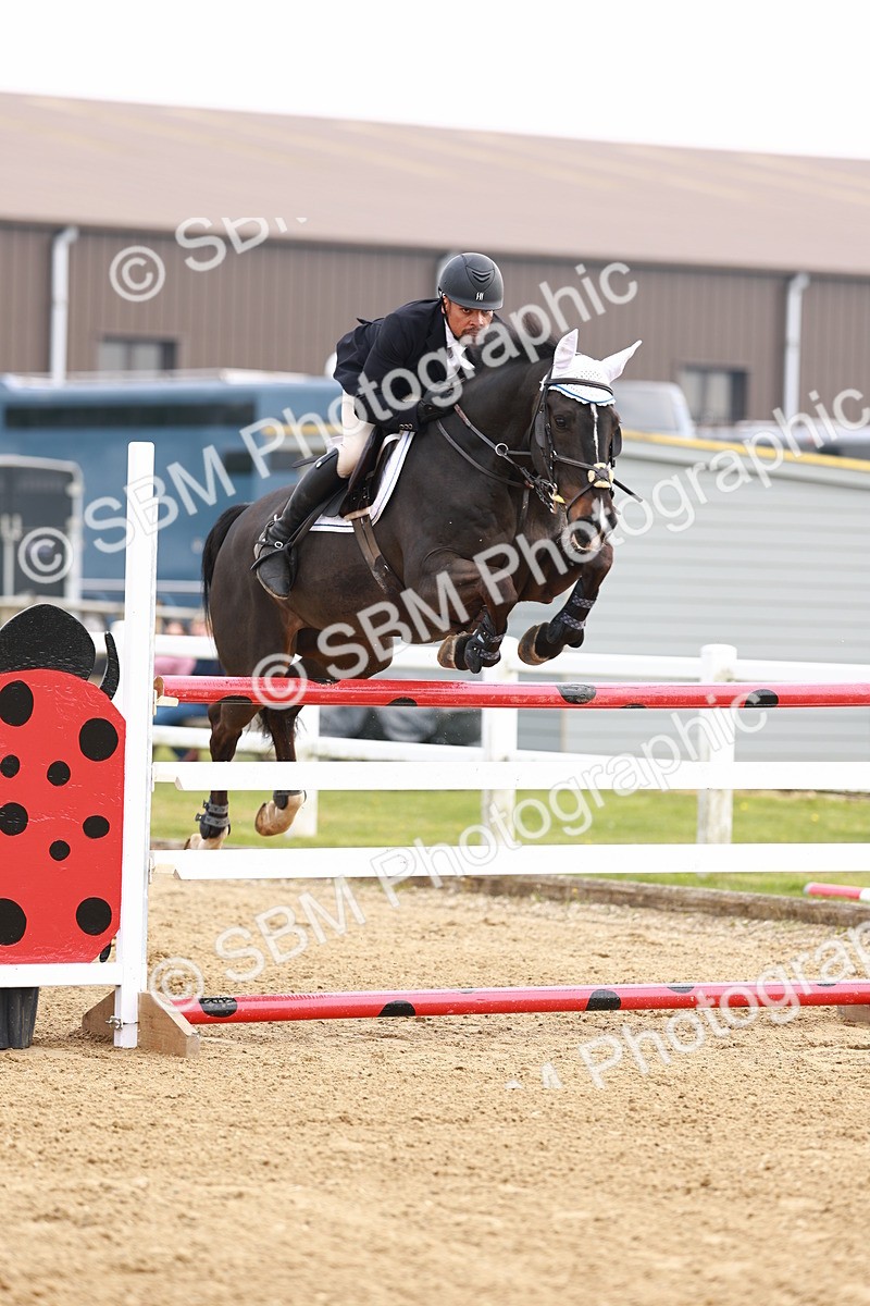  - Class 19 - Senior Foxhunter - 1.20m