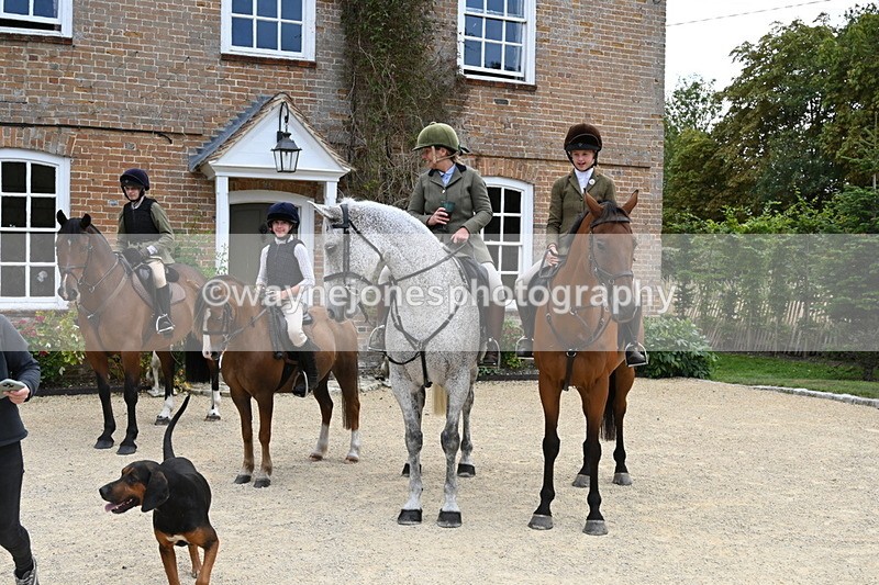 WJ6_3663 - Berks & Bucks - The Old farmhouse - Hound Exercise 20-08-25