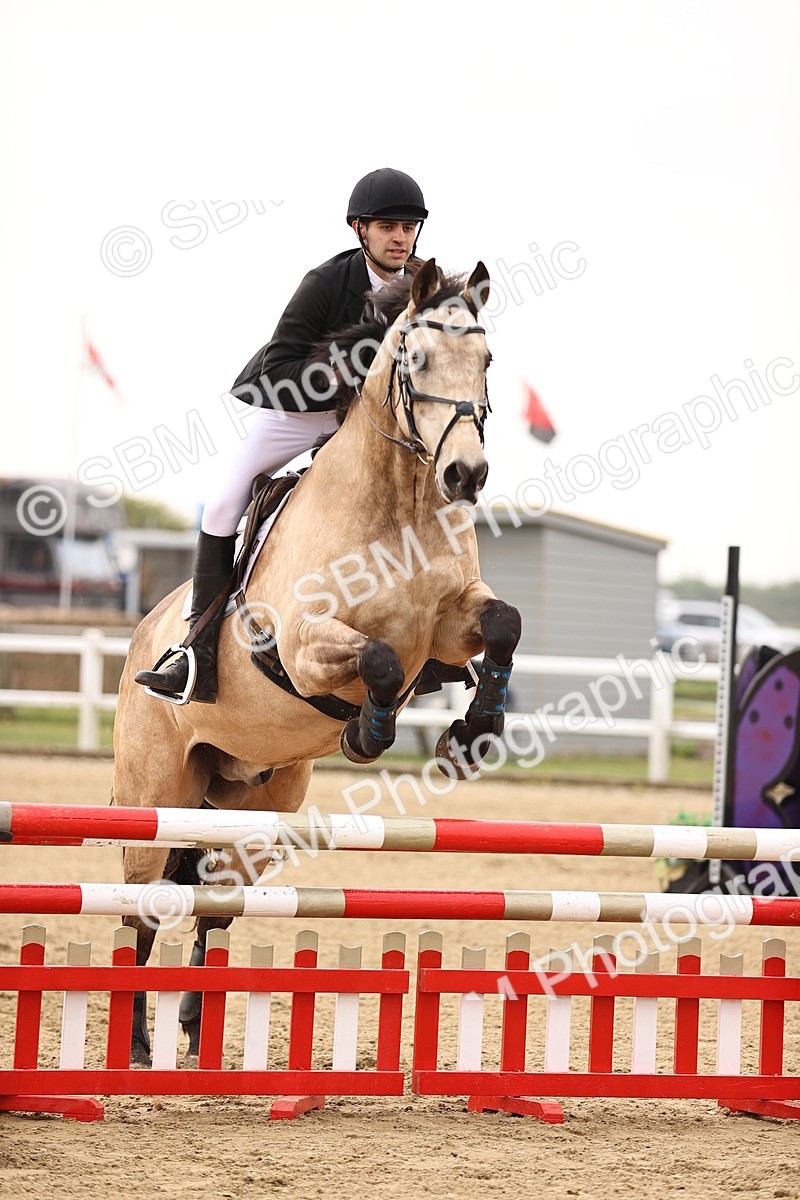  - Class 15 - Senior British novice - 90cm