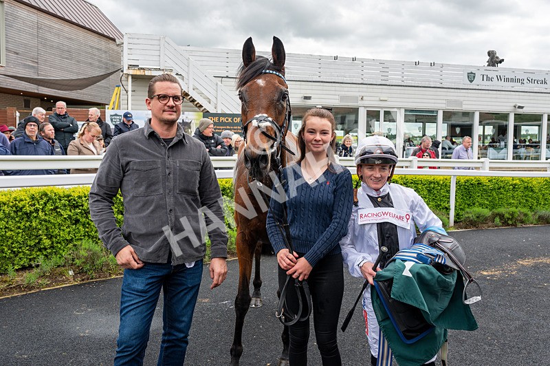 110526-Race 3-Laravie-6731 - Race 3 3.30pm Mick Rose Turns 70 Handicap