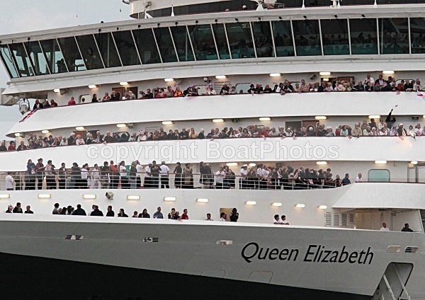 120605 QUEEN ELIZABETH IN SOUTHAMPTON IMG_7778 - THREE QUEENS MEET IN SOUTHAMPTON 5th June 2012