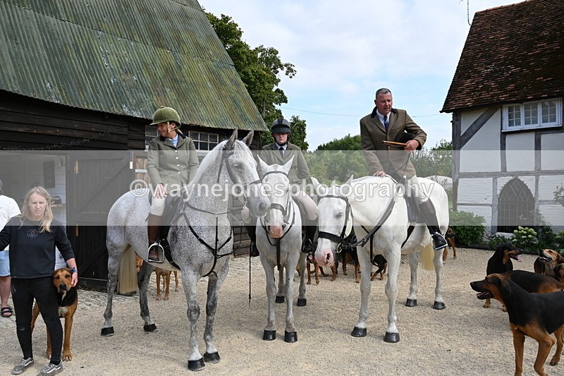 WJ6_3874 - Berks & Bucks - The Old farmhouse - Hound Exercise 20-08-25