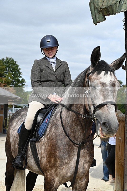 WJ6_3355 - Berks & Bucks - The Old farmhouse - Hound Exercise 20-08-25
