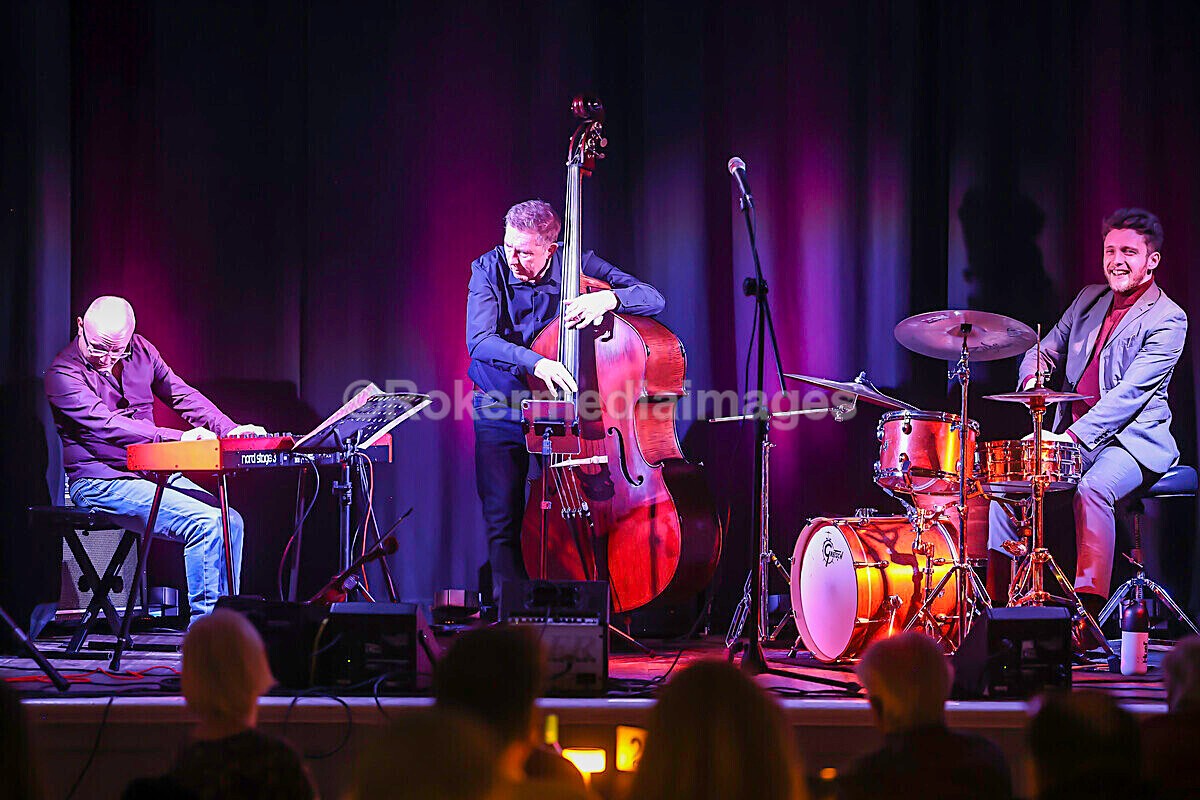 AMP  Ben-12 - AMP TRIO + Ben Holder