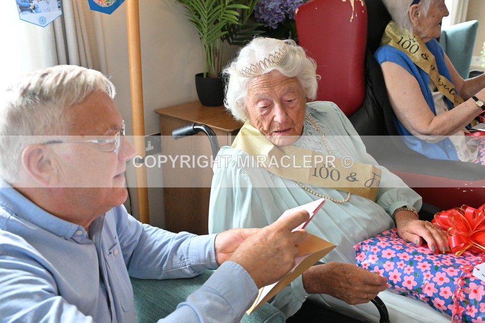 AM3_1397 - Iris and Betty.