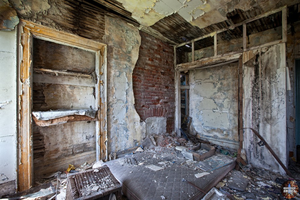 Abandoned Pennsylvania House | Loads of Shelf Space - Abandoned Houses and Homes