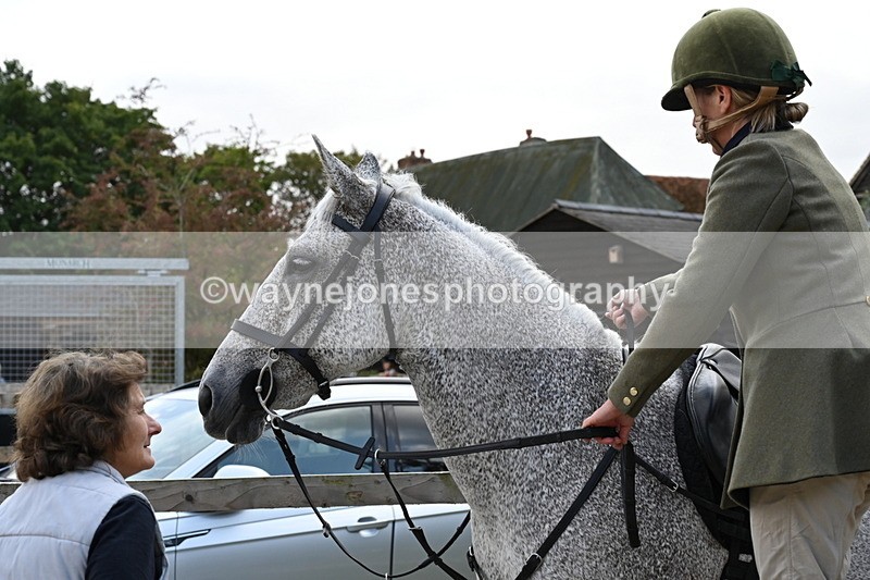 WJ6_3093 - Berks & Bucks - The Old farmhouse - Hound Exercise 20-08-25