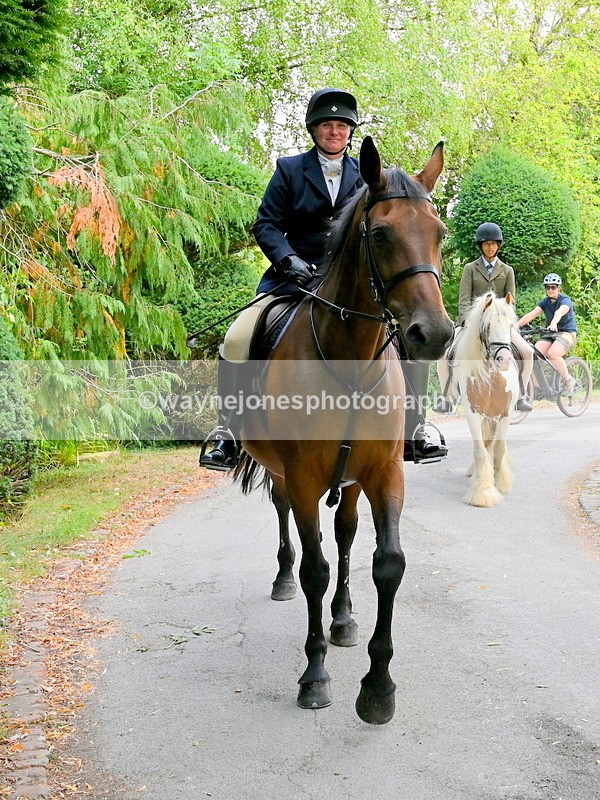 WJ6_4057 - Berks & Bucks - The Old farmhouse - Hound Exercise 20-08-25