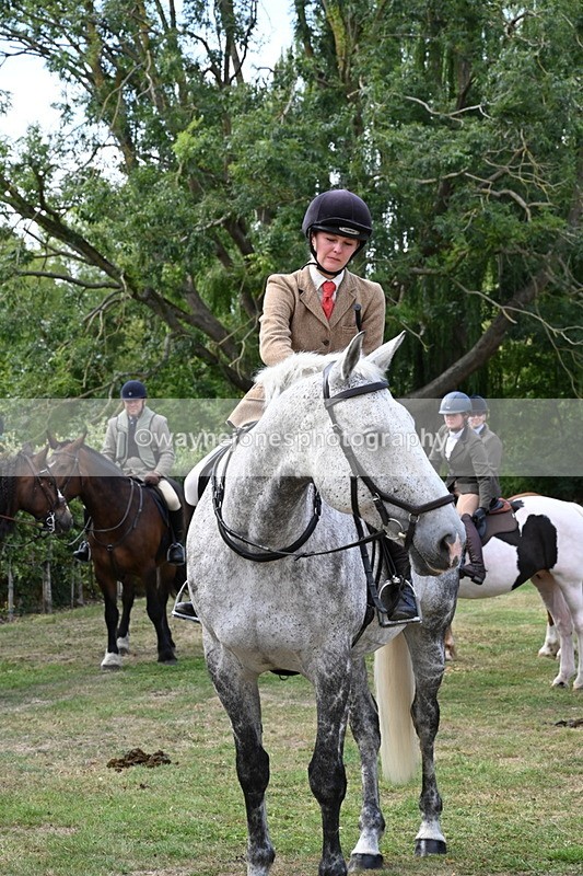 WJ6_3863 - Berks & Bucks - The Old farmhouse - Hound Exercise 20-08-25