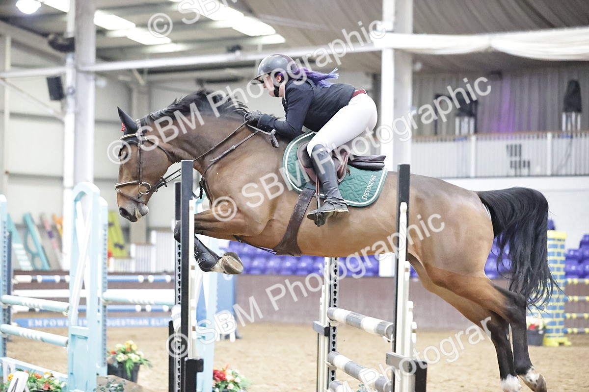 SBM_002815_Class 9 - Senior Newcomers - 110m Open - Cassie