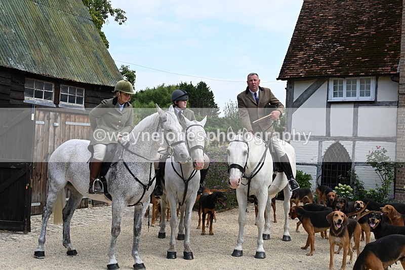WJ6_3806 - Berks & Bucks - The Old farmhouse - Hound Exercise 20-08-25