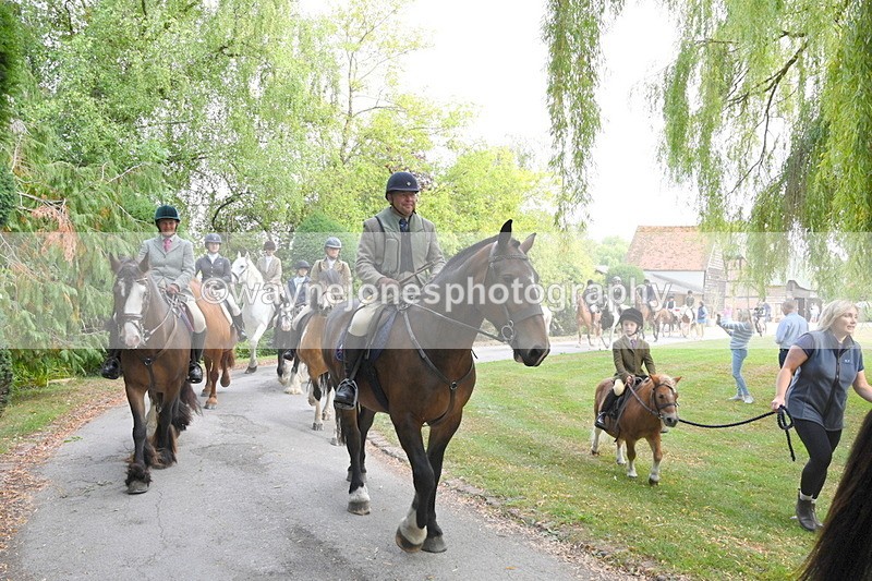 WJ6_4006 - Berks & Bucks - The Old farmhouse - Hound Exercise 20-08-25