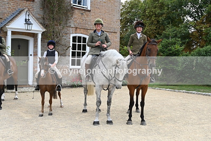 WJ6_3706 - Berks & Bucks - The Old farmhouse - Hound Exercise 20-08-25