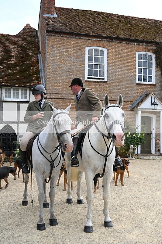WJ6_3497 - Berks & Bucks - The Old farmhouse - Hound Exercise 20-08-25