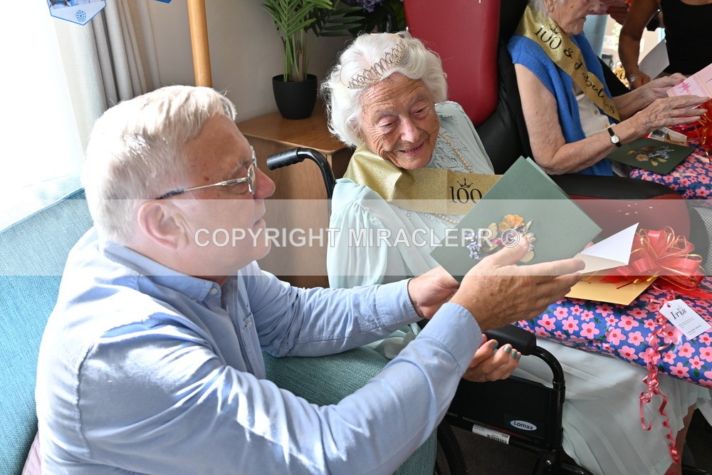 AM3_1370 - Iris and Betty.
