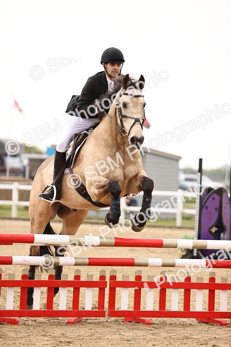  - Class 15 - Senior British novice - 90cm