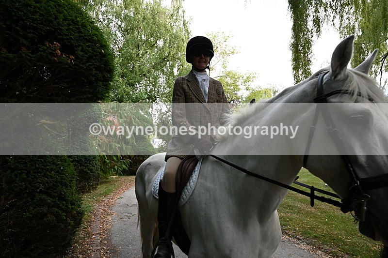 WJ6_4030 - Berks & Bucks - The Old farmhouse - Hound Exercise 20-08-25