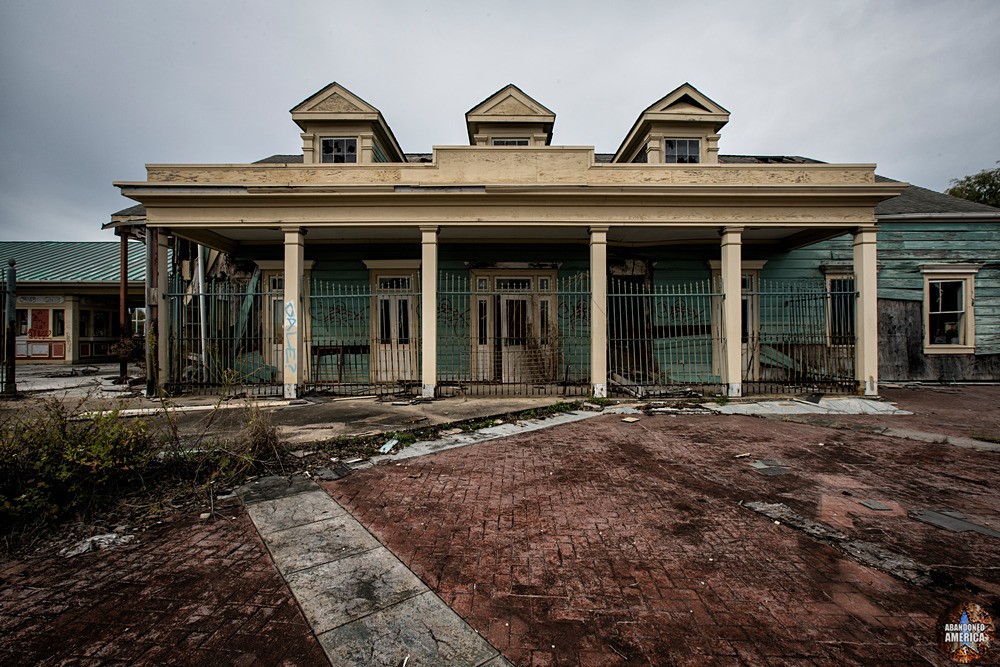 Abandoned Six Flags (New Orleans, LA) | Guest Relations Building - Six Flags New Orleans