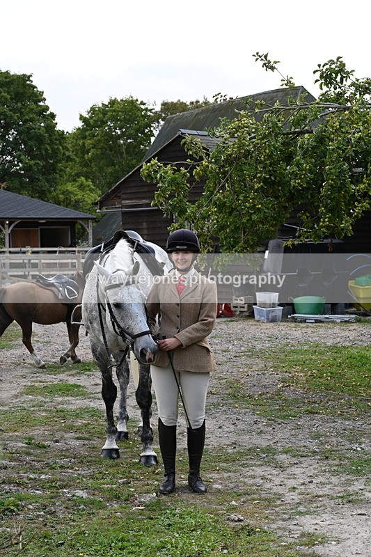 WJ6_3097 - Berks & Bucks - The Old farmhouse - Hound Exercise 20-08-25