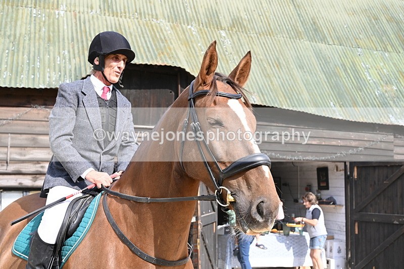 WJ6_3316 - Berks & Bucks - The Old farmhouse - Hound Exercise 20-08-25