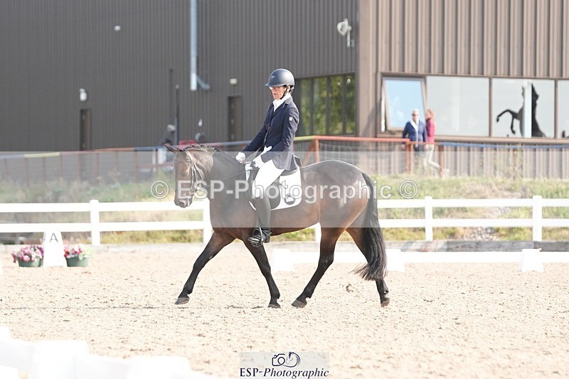 250817-094514-07232 - 090-Sarah.GoddardSaris.Fingers.Crossed