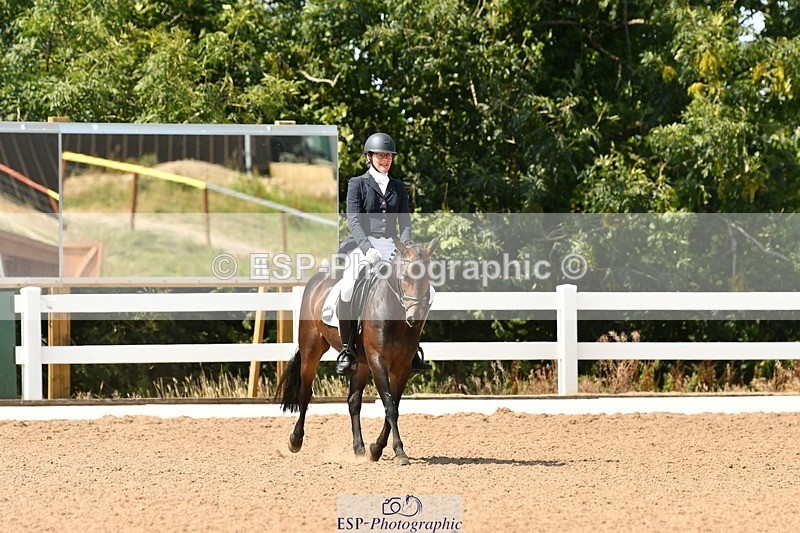 250817-133019-09977 - 090-Sarah.GoddardSaris.Fingers.Crossed